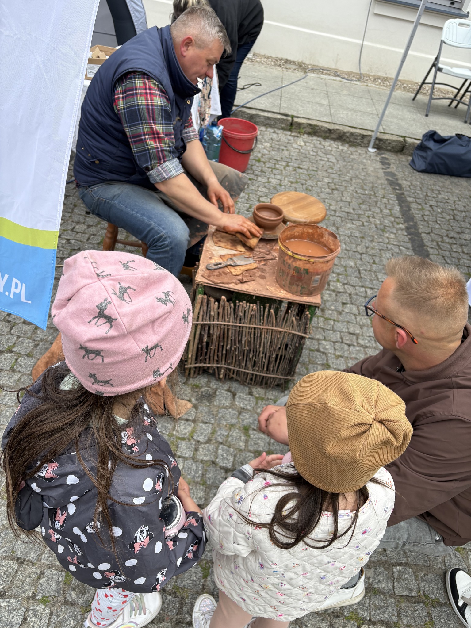 Warsztaty garncarskie podczas Dni Funduszy Europejskich cieszyły się dużym zainteresowaniem.