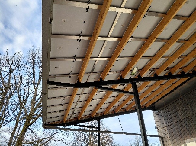 Instalacja paneli fotowoltaicznych na gołej konstrukcji dachu suszarni