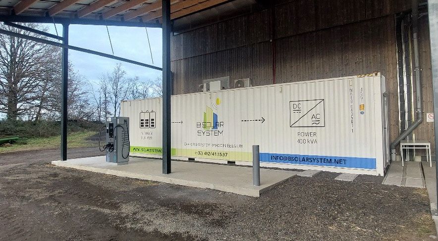 Kontenerowy magazyn energii i stacja ładowania pojazdów w gospodarstwie rolnym