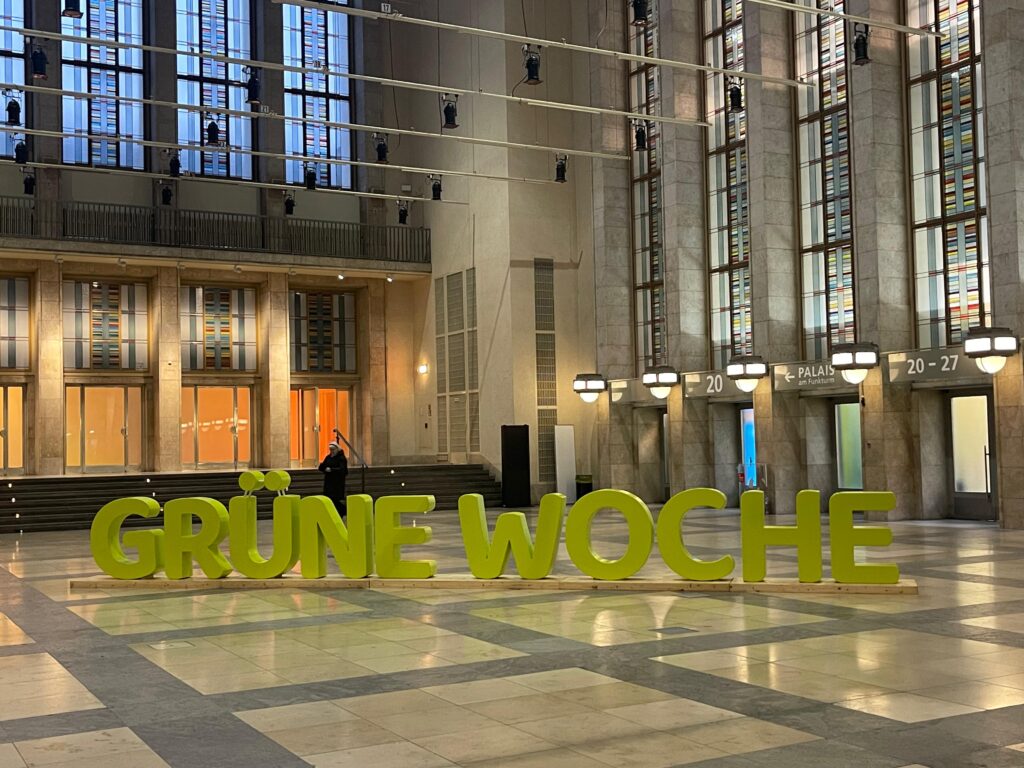 wejście do hali i zielony napis GRUNE WOCHE