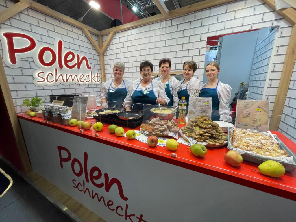 Pięć pań w różnym wieku gotuje i prezentuje dania kuchni kaszubskiej