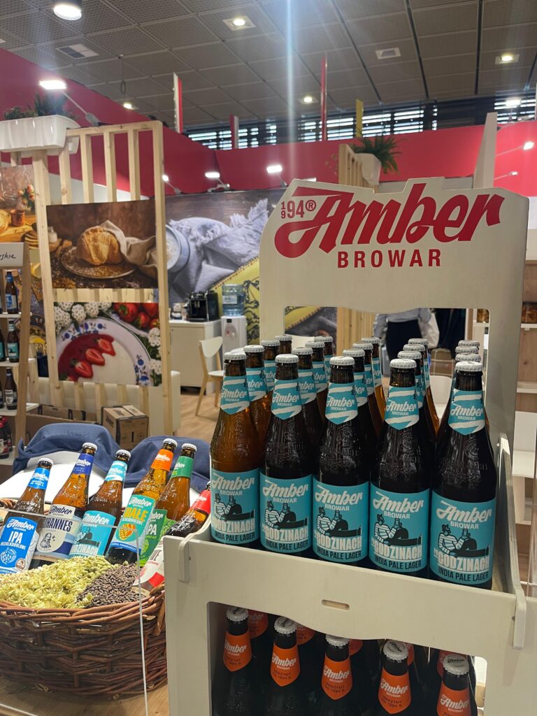 Stoisko firmy AMBER BROWAR prezentujące trunki