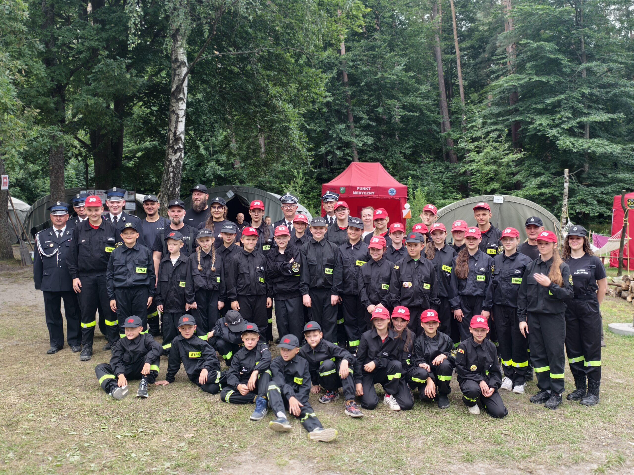 Zdjęcie grupowe uczestników obozu szkoleniowego.
